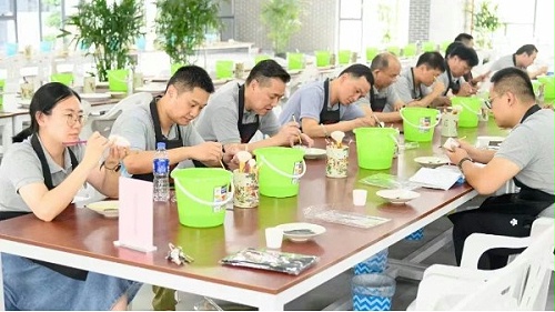 听历史看瓷器画杯盏，孩子们在博物馆亲手做出一件件艺术品……