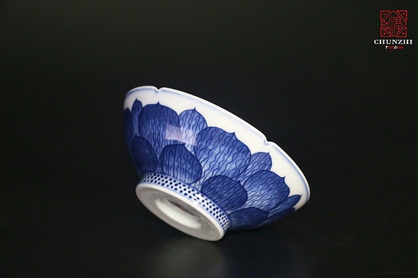 淳之手绘青花莲瓣纹茶碗