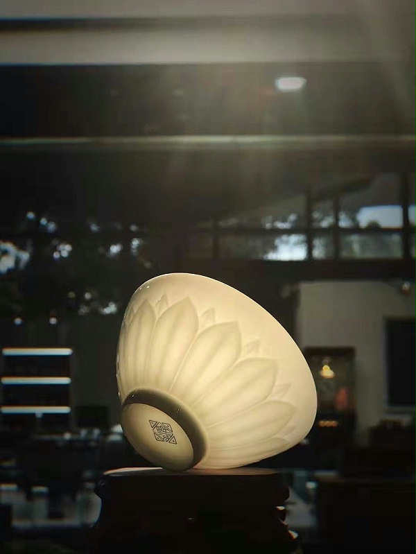  淳之手刻高白瓷莲瓣纹茶杯