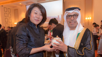 2016.12.1淳之文化受邀参加阿联酋联合酋长国建国45周年国庆招待会，淳之文化瓷器作为国礼赠予总领事易卜拉辛·曼苏尔先生