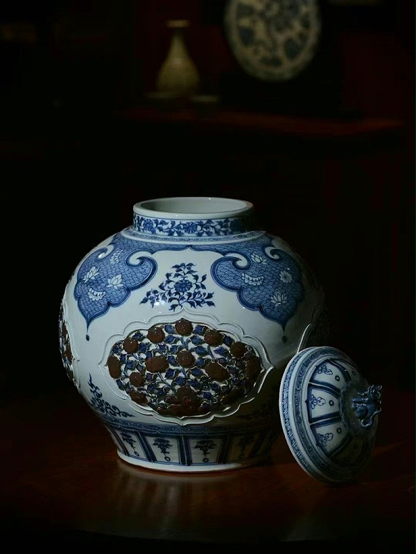 淳之青花釉里红开光镂空雕刻狮虎纽罐