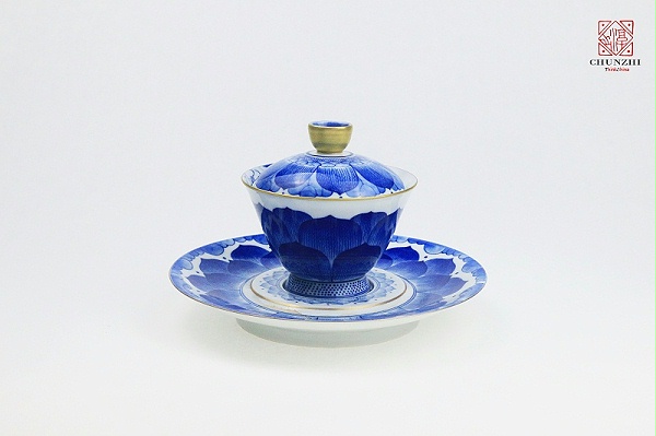 青花莲花盖碗