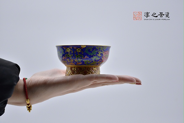 淳之奢瓷-外珐琅描金缠枝莲内青花花鸟祥云足主人杯