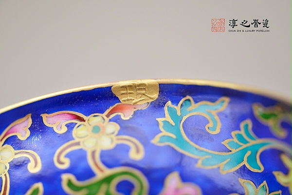 淳之奢瓷-外珐琅描金缠枝莲内青花花鸟祥云足主人杯