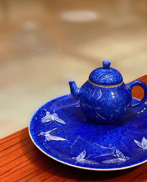 洒蓝蝴蝶堆雕茶壶