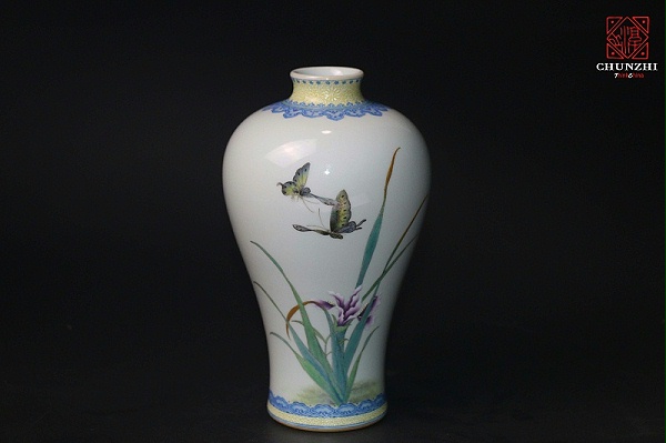 兰花蝴蝶手绘法兰珐琅彩美人肩瓶