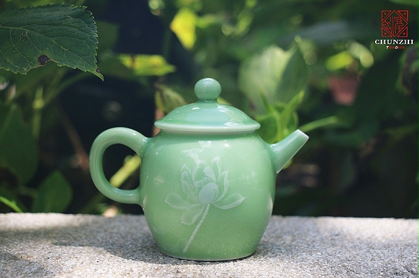 淳之苹果绿釉堆雕莲花茶壶