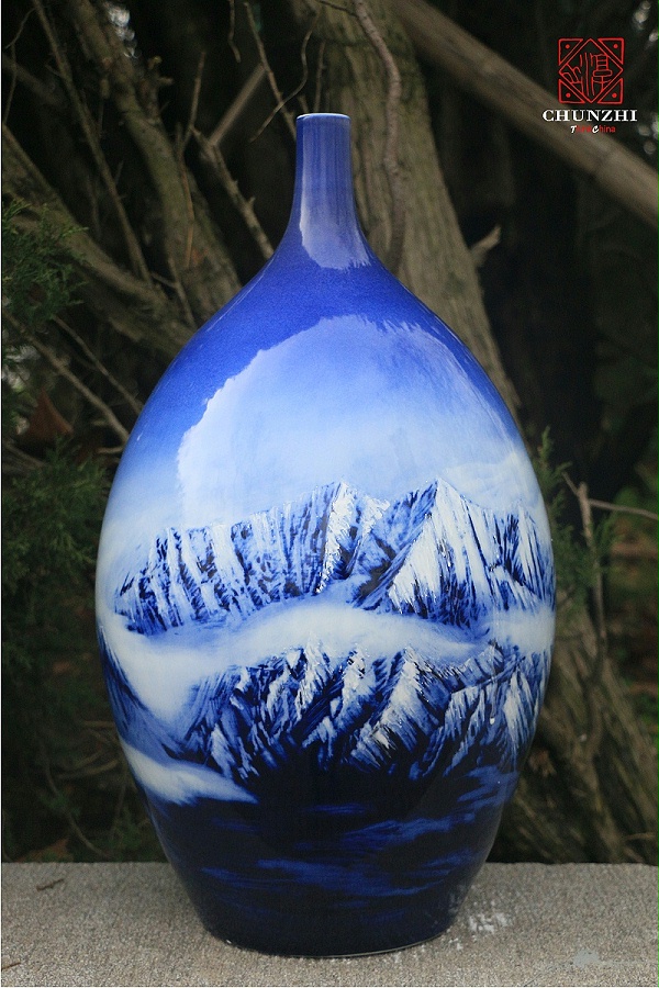 青花雾山长颈瓶