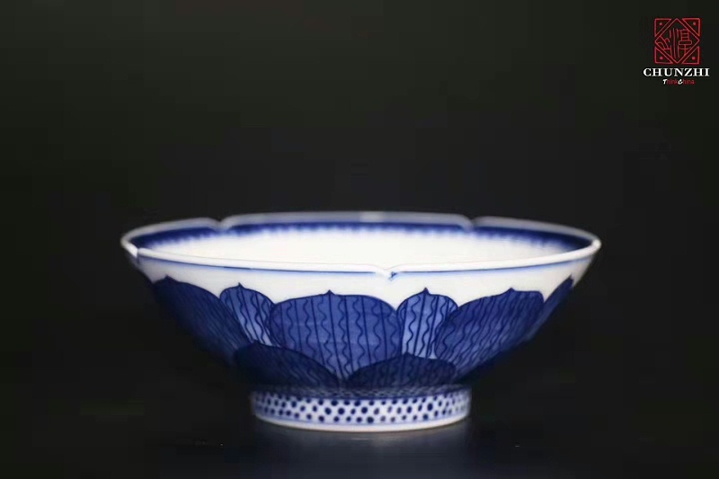 淳之手工手绘青花莲瓣葵口茶碗