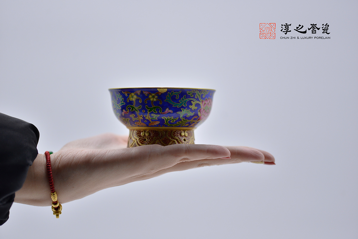 淳之奢瓷-外珐琅描金缠枝莲内青花花鸟祥云足主人杯