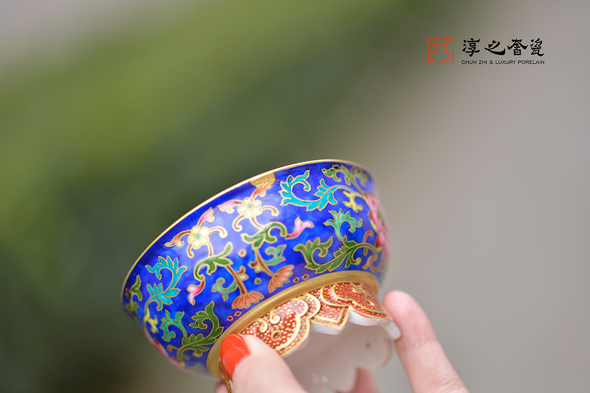 淳之奢瓷-外珐琅描金缠枝莲内青花花鸟祥云足主人杯