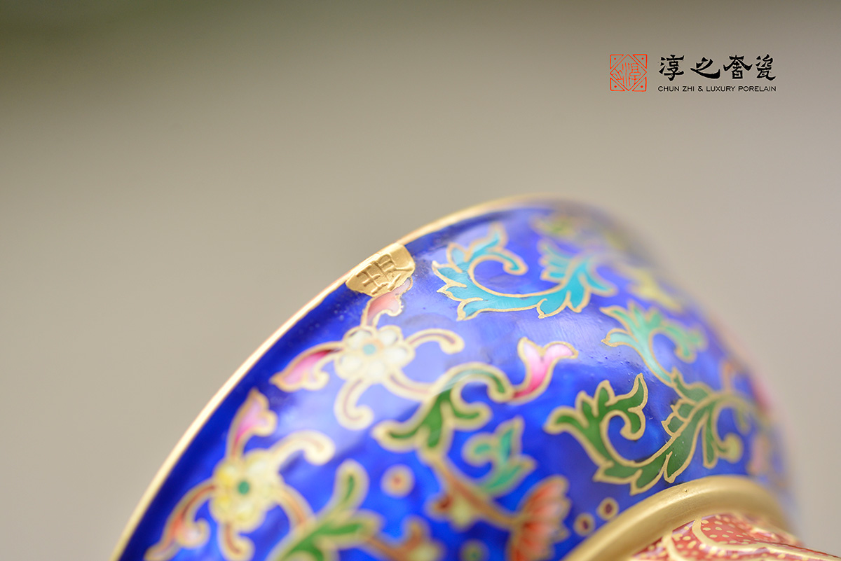 淳之奢瓷-外珐琅描金缠枝莲内青花花鸟祥云足主人杯