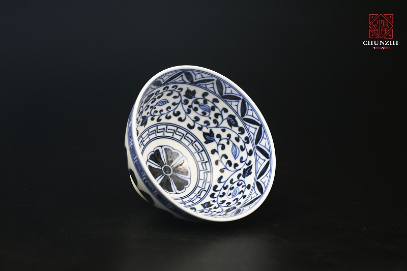 淳之手绘内外画青花卷草纹主人杯