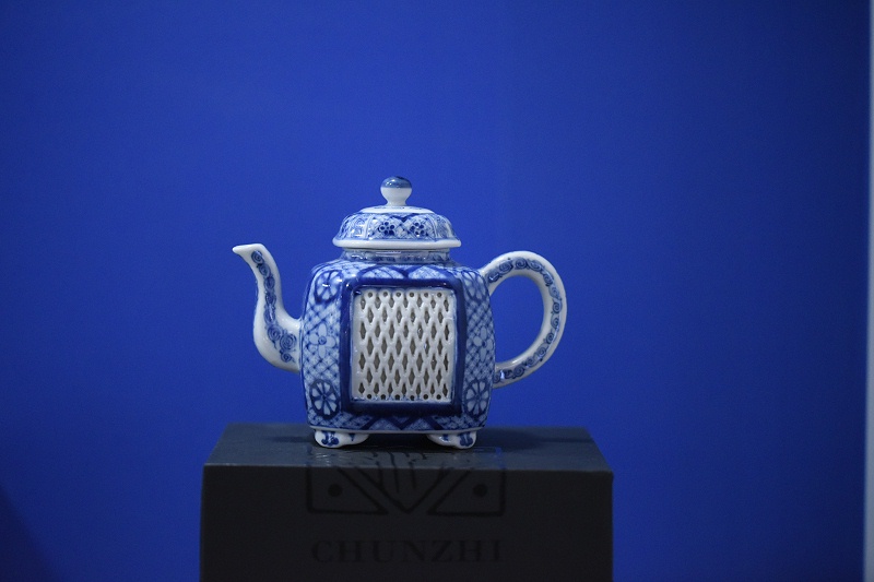 青花镂空窗花茶壶