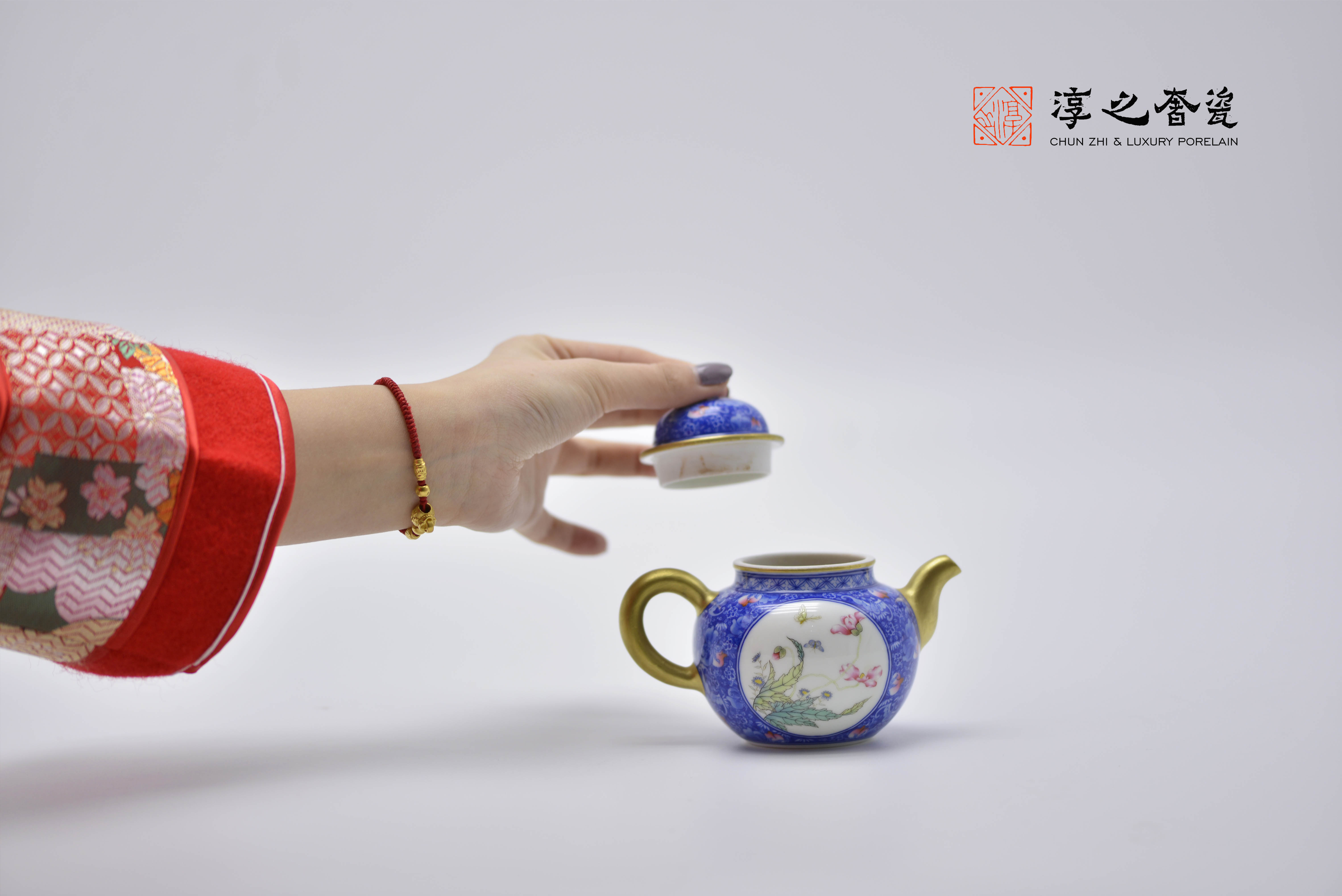 淳之青花斗珐琅开窗花鸟描金壶